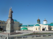 Памятник и храм Тихона Задонского.