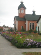 Храм и чудесная клумба на территории монастыря